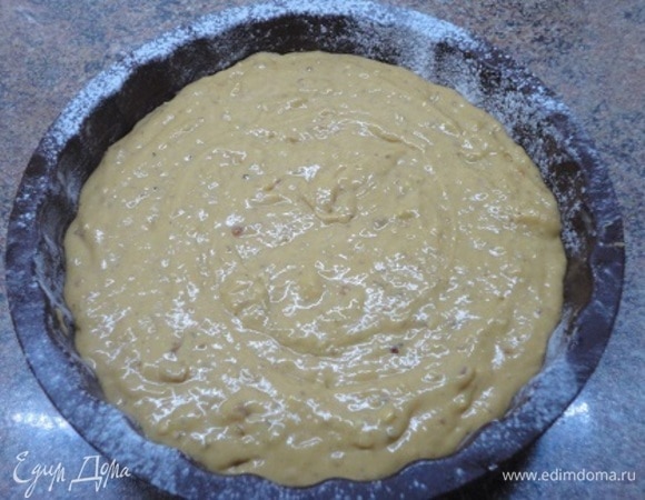 Вылить тесто в небольшую форму (20 см) и выпекать 35–40 минут до сухой палочки.