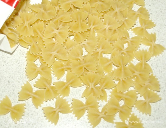 Фарфалле приготовить так, как указано на пачке производителя.