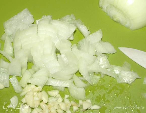 Лук, чеснок очистить и мелко нарезать.
