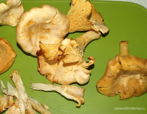 Подготовить лисички. Лисички очистить от мусора, если имеется, хорошо промыть, дать стечь воде. Крупные разрезать на несколько частей, мелкие — на две части.