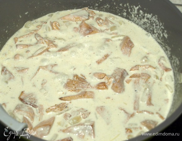 Добавляем сливки, доводим до кипения, уменьшаем огонь и томим 5 минут. Сливки должны быть комнатной температуры.