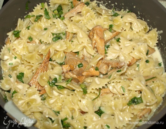 Добавляем приготовленные заранее макароны, часть рубленой зелени, перемешиваем и прогреваем 2–3 минуты.