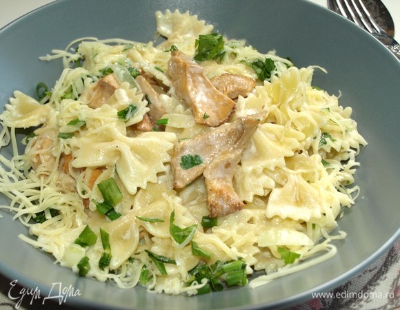 Можно подавать. Посыпаем порционно сыром и зеленью.