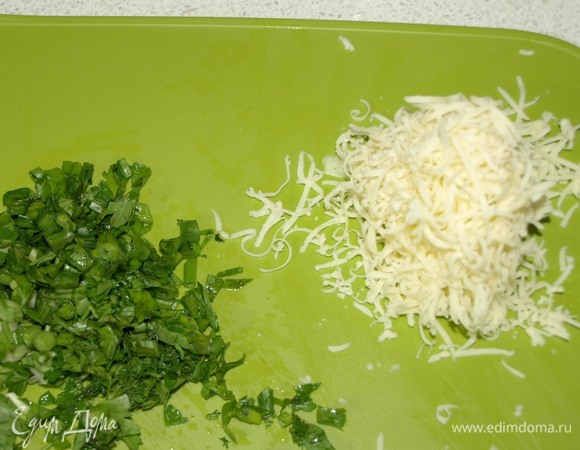 Зелень (петрушку, зеленый лук) мелко рубим. Сыр натереть на мелкой терке.
