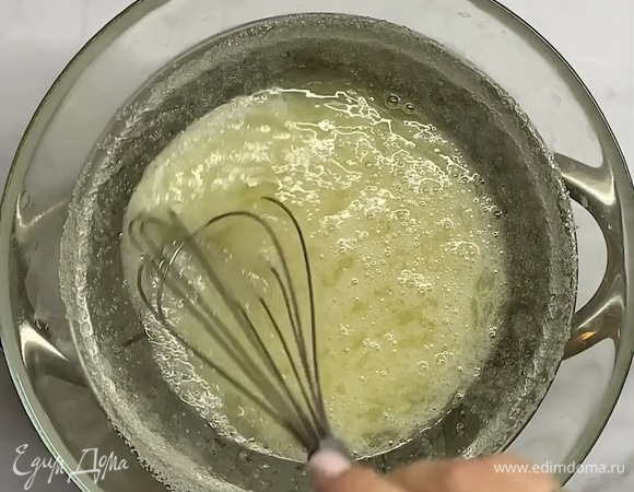 Готовим безе. Используем яйца комнатной температуры. Отделяем белки от желтков. В сухую и чистую миску выкладываем белки и добавляем сахар, перемешиваем. Ставим на водяную баню и перемешиваем до полного растворения сахара. Не варим!