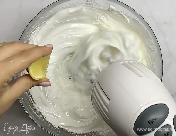 Как только сахар растворился, сразу снимаем с водяной бани. Взбивать начинам на небольшой скорости, постепенно ее увеличивая, когда белки станут более пышными, добавляем кукурузный крахмал и лимонный сок.