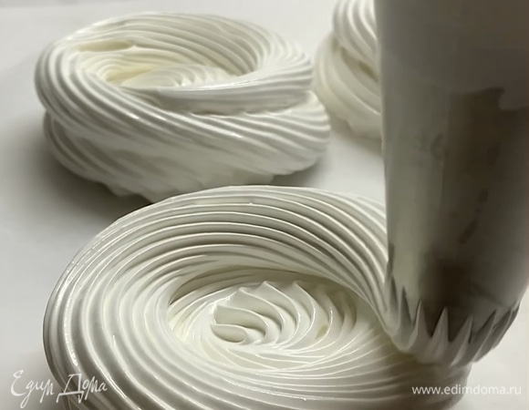 Взбиваем до пышной массы — белых устойчивых пиков (это когда переворачиваешь миску, а масса остается неподвижной). Перекладываем в кондитерский мешок или обычный пакет. На противень, застеленный хорошим пергаментом для выпекания, отсаживаем меренгу. Делаем что-то вроде корзиночки.