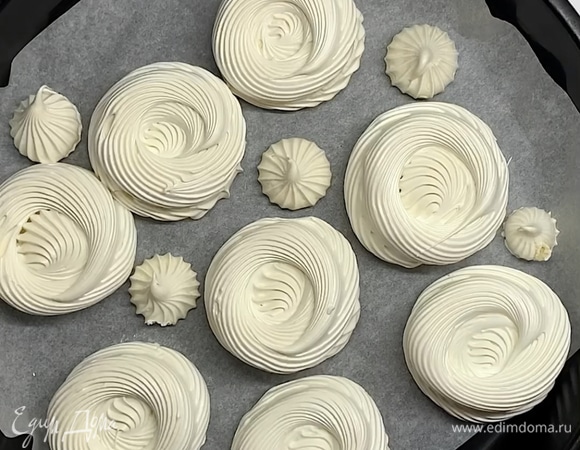 Ставим в духовку при 90–100°C на 1–1,5 часа. Готовим крем. Взбиваем холодные сливки до увеличения массы, добавляем сливочный сыр, сахарную пудру и хорошо взбиваем до однородной массы. Собираем десерт: в меренговую корзиночку выкладываем небольшую часть крема на дно, добавляем начинку, сверху отсаживаем шапочку крема и украшаем ягодами.