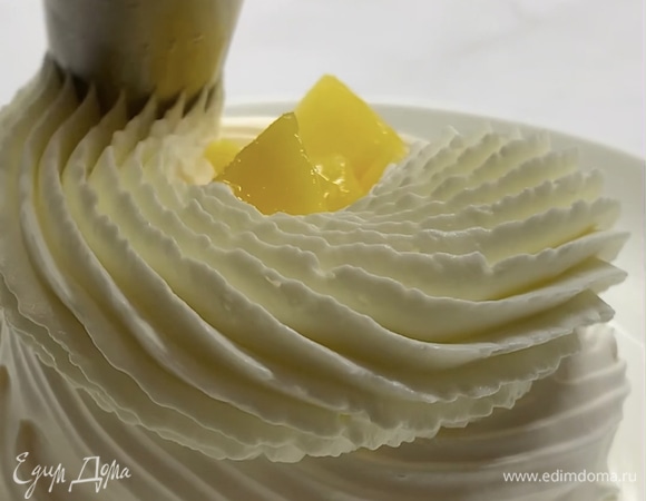 Собираем десерт: в меренговую корзиночку выкладываем небольшую часть крема на дно, добавляем начинку, сверху отсаживаем шапочку крема и украшаем ягодами.