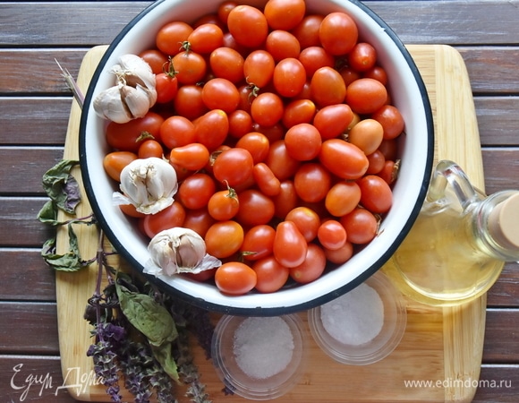 Подготовила продукты. Помидоры я взяла мелкие, продолговатой формы, выращенные в открытом грунте под жарким южным солнышком. Можно взять разные по цвету сорта. Из трав подойдут розмарин, тимьян, орегано. Для своего конфи использую идеального компаньона томатов — базилик.