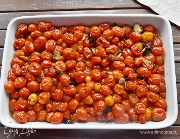 Ставлю форму с помидорами в разогретую до 90°C духовку. Через час томления помидоры слегка нагрелись и совсем не поменяли форму. Через два часа по кухне пошел чудесный аромат, и помидорки начали становиться мягкими. Аккуратно перемешала и продолжила томление. Через три часа томаты полностью прогрелись и начали выделять сок. В итоге на их приготовление ушло 3,5 часа.