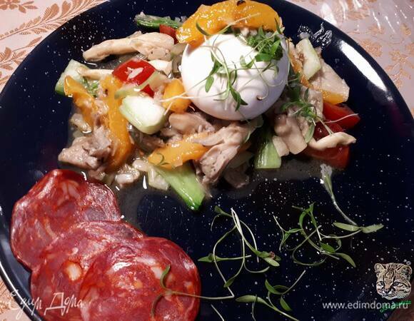 Подавайте горячий салат с бурратой.