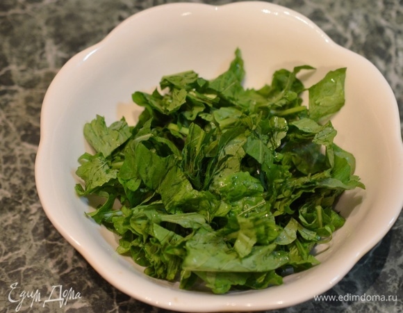 Руколу помойте, обсушите и порвите на кусочки.