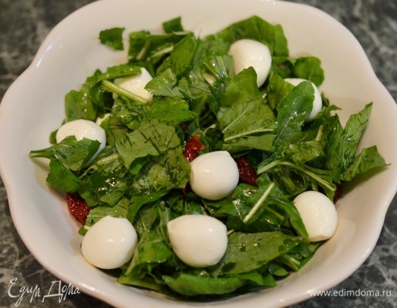 Добавьте шарики моцареллы.