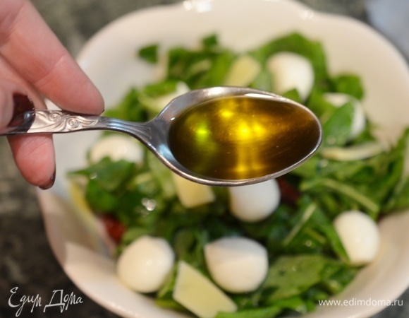 Посолите и заправьте маслом, в котором находились вяленые томаты.