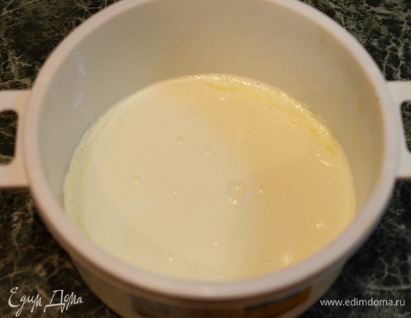 Кефир нагрейте в микроволновке 1 минуту, чтобы он слегка свернулся.