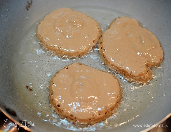 В сковороде разогрейте растительное масло, выкладывайте ложкой тесто, обжаривайте 2–3 минуты с каждой стороны.