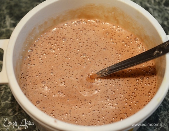 Добавьте какао-порошок и хорошо перемешайте.