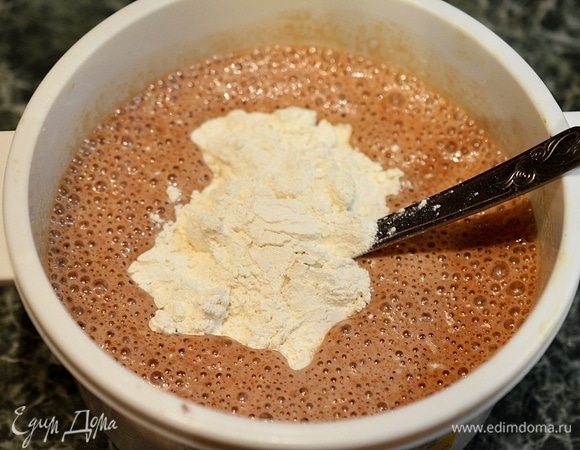 Затем — мука. Еще раз хорошо перемешайте. Тесто должно быть достаточно густое, как очень жирная сметана.