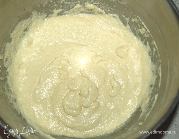 Добавляем постепенно муку и яблочный сидр. Все хорошо взбиваем.