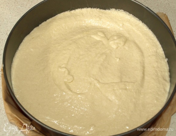 Форму для запекания (у меня разъемная форма 26 см) выстелить пекарской бумагой. Большую часть теста перекладываем в форму и отправляем в заранее разогретую до 180°C на 10–15 минут.