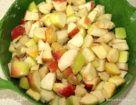 Пока запекается тесто, подготовим начинку. У яблок удаляем середину и нарезаем крупными кусочкам. Добавляем ваниль, сахар, щепотку соли и кукурузный крахмал. Все хорошо перемешиваем.