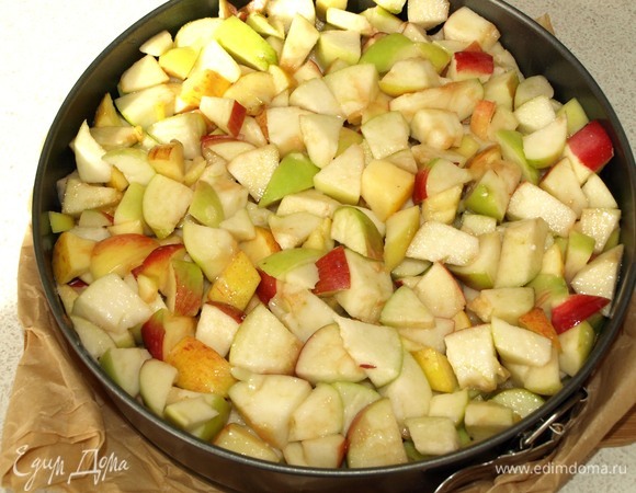 Выкладываем сверху яблочную начинку.