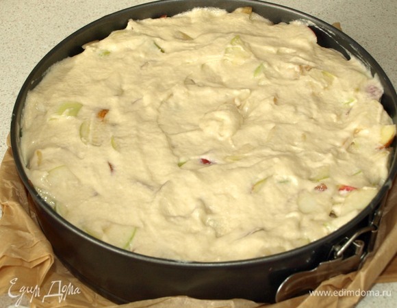 Сверху выкладываем оставшееся тесто, равномерно распределяя по яблокам. И отправляем в духовку на 50–60 минут (ориентируйтесь на свою духовку).