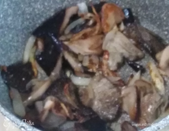 Грибы с луком обжарить до золотистого цвета на сливочном масле. Посолить по вкусу.