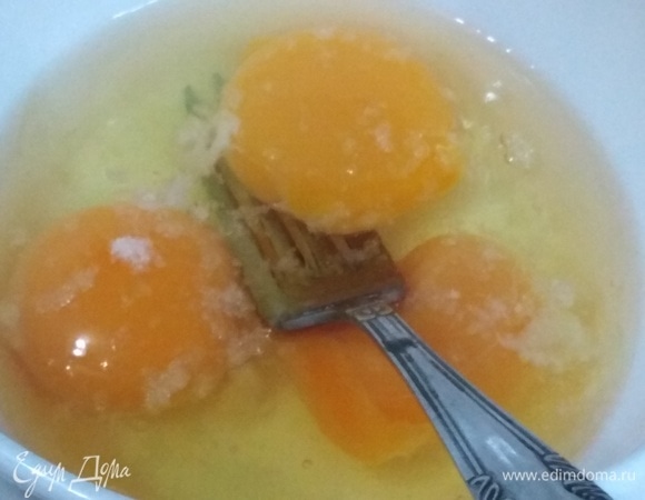 Яйца посолить, взболтать вилкой.