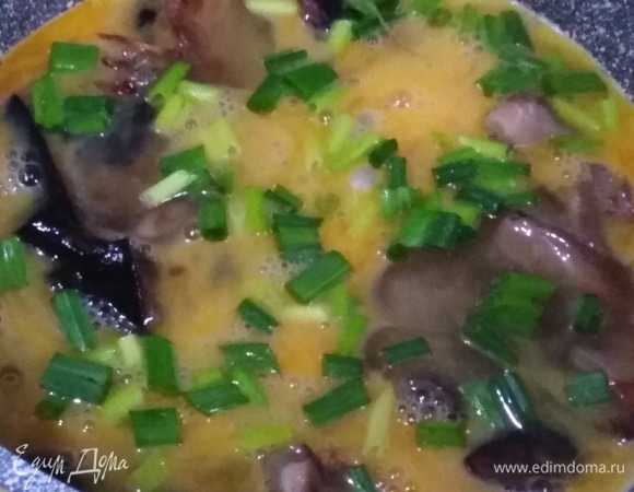Посыпать зеленым луком. Жарить до готовности.
