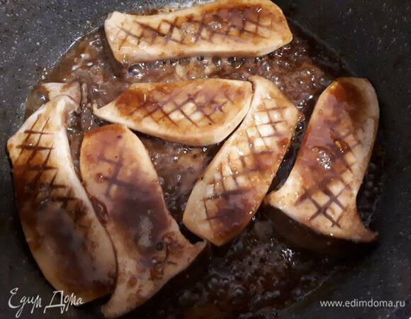Обжарьте их на сковородке либо на растительном, либо на сливочном масле с каждой стороны по паре минут. Затем вылейте сверху соус и обжарьте с обеих сторон еще по паре минут.