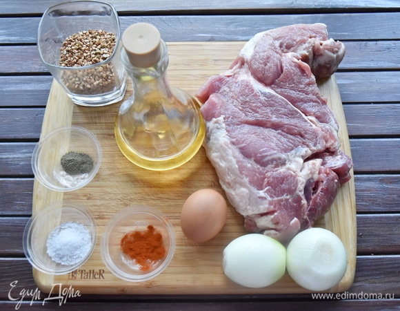 В качестве белковой составляющей для своих гречаников я использую свиной окорок средней жирности. Гречку предварительно заливаю кипятком.