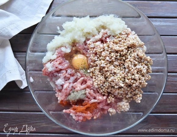 Мясо перекручиваю на мясорубке с половиной гречневой крупы и луком. Добавляю в фарш соль, специи, оставшуюся гречневую крупу и яйцо. Хорошо вымешиваю, чтобы масса приобрела более вязкую и липкую текстуру.