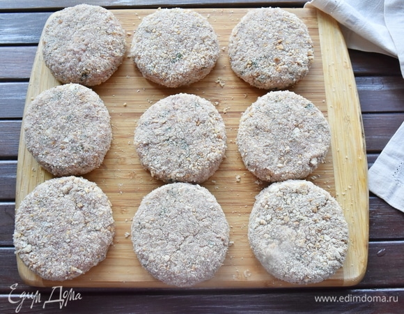 Из подготовленного фарша формирую котлеты округлой формы и обваливаю каждую в панировочных сухарях. Это не обязательно. На данном этапе заготовки можно заморозить и использовать по необходимости.