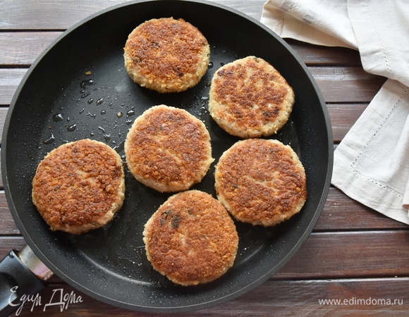 В сковороде разогреваю растительное масло и обжариваю гречаники с двух сторон до румяной хрустящей корочки. Если желаете подать их в таком виде, пропарьте гречаники на среднем огне, накрыв сковороду крышкой.