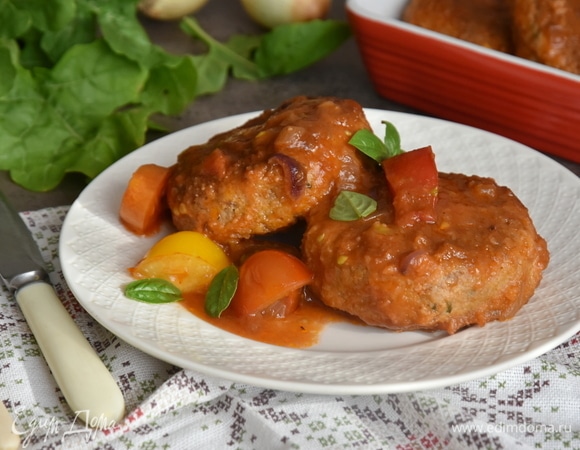 А еще нам нравятся гречаники, томленные в томатном соусе. Для этого поджариваю лук с чесноком, добавляю крупно нарезанные томаты, соль и специи. Тушу соус на среднем огне. Перемешиваю, часть томатов раздавливаю викой, а часть оставляю целиковыми. Выкладываю в соус подготовленные гречаники, накрываю сковороду крышкой и даю потомиться еще минут 7–10 на медленном огне.