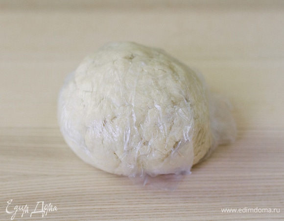 Поместить шар теста в пакет и убрать в холодильник на 15 минут.