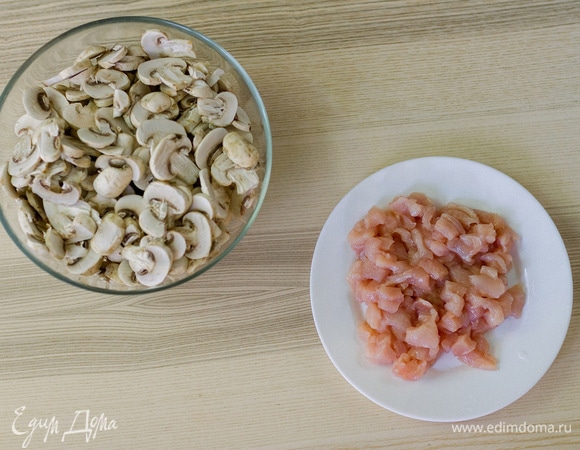 Грудку и грибы мелко нарезать.