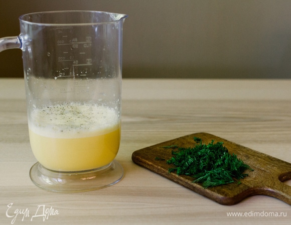 Добавить соль, перец, укроп по вкусу.