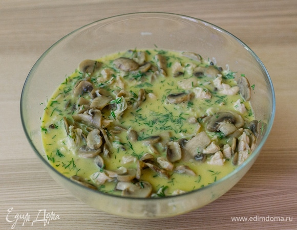 Добавить курицу и грибы, хорошо перемешать начинку.