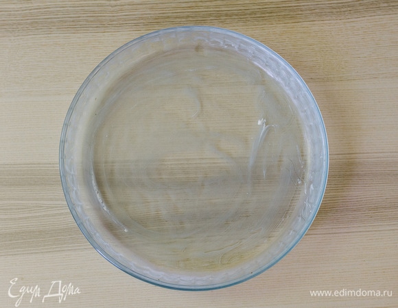 Форму смазать сливочным маслом.