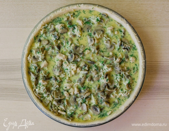 Сверху выложить начинку и разровнять.