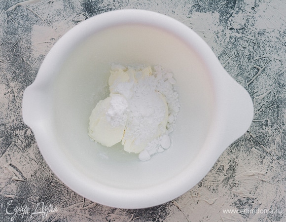 Смешать в чаше маскарпоне и сахарную пудру.