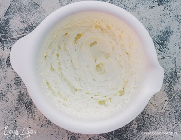 Влить сливки и взбить миксером до получения однородной пышной массы.