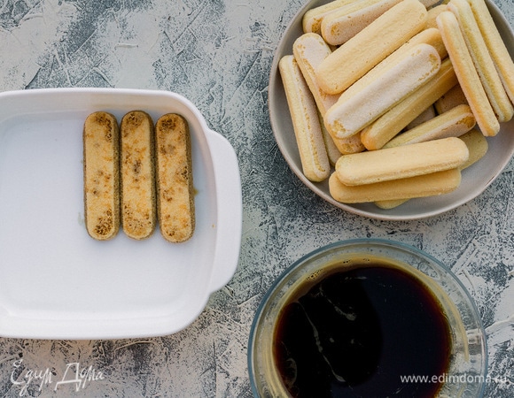 В кофе добавить ликер. Обмакнуть каждое печенье в кофе на 1–2 секунды и уложить в форму.