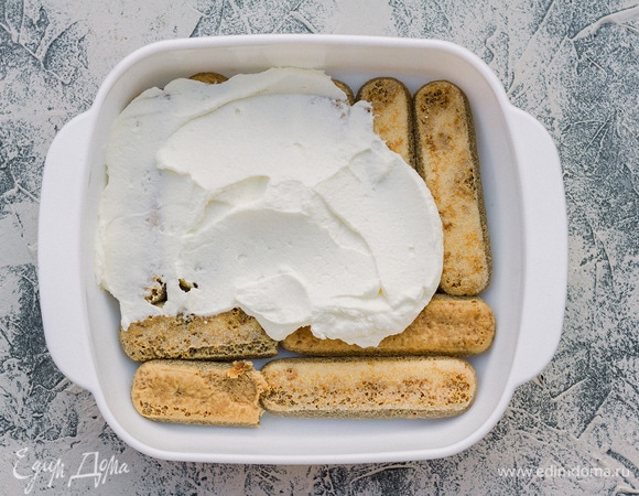 Сверху выложить слой крема.