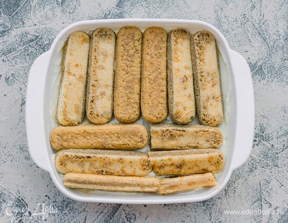 Затем так же обмакнуть печенье и выложить второй слой.