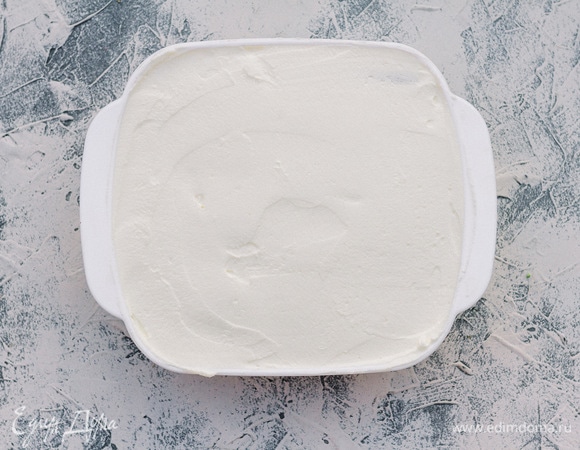 Сверху покрыть кремом.