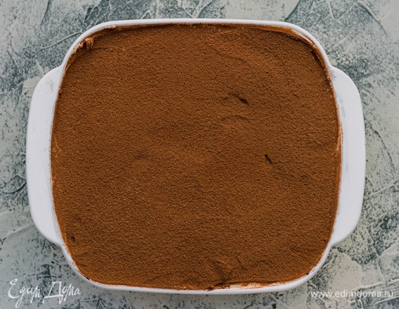 Хорошо посыпать какао и убрать десерт в холодильник на 8–12 часов.